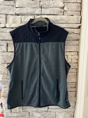 Southern Tide Quilted Yoke Full-Zip Vest in Charcoal and Black